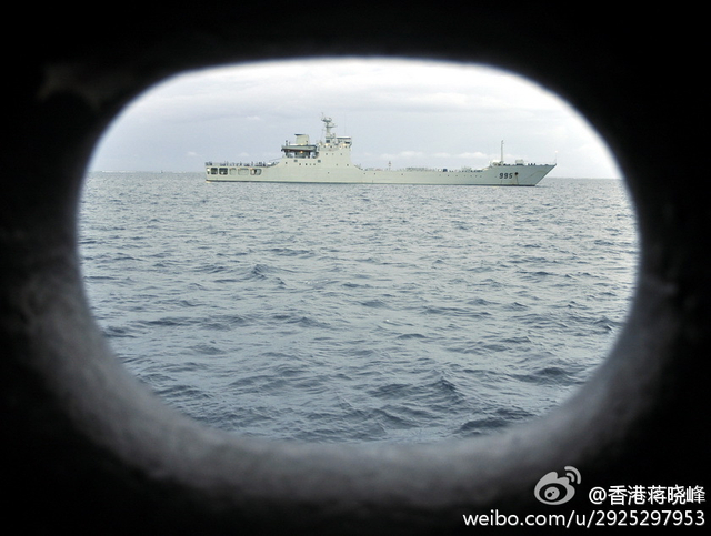 列阵海疆待美航母!中国十艘登陆舰在南海演习