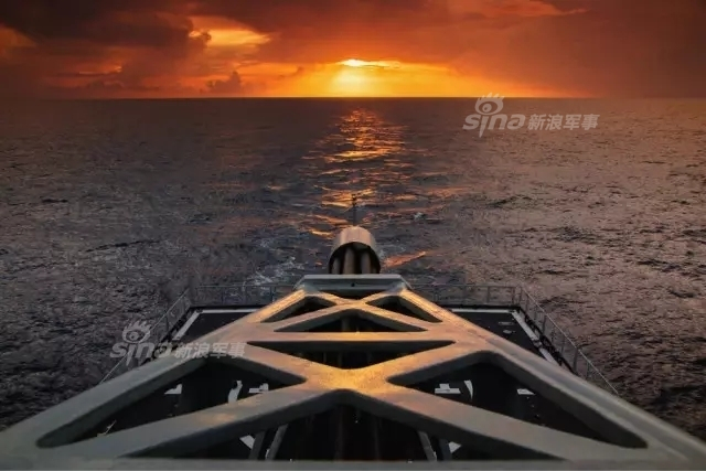 052D舰破浪前行!解放军五艘战舰齐聚南海军港