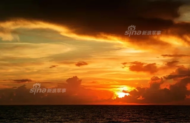 052D舰破浪前行!解放军五艘战舰齐聚南海军港