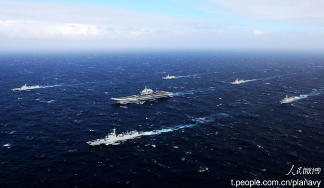 何时能见中国双航母编队？辽宁舰驰骋大洋帅气