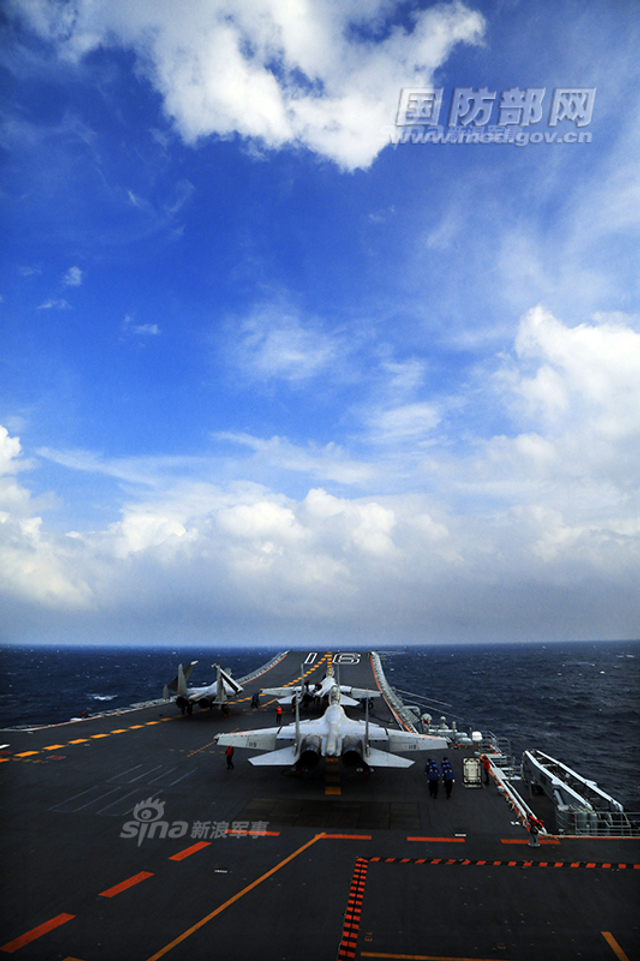 何时能见中国双航母编队？辽宁舰驰骋大洋帅气