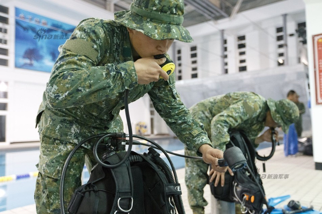 台军草莓兵选拔海龙特种部队 龇牙咧嘴这个痛呀