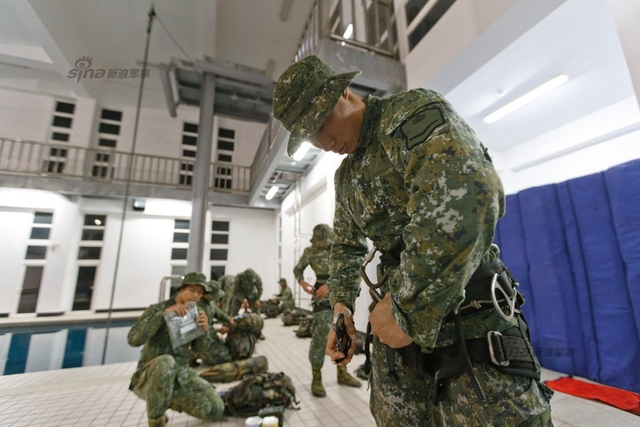 台军草莓兵选拔海龙特种部队 龇牙咧嘴这个痛呀