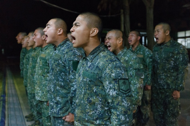 台军草莓兵选拔海龙特种部队 龇牙咧嘴这个痛呀