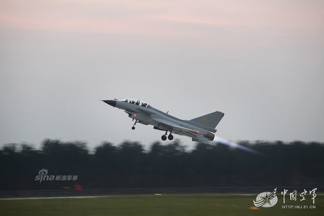 中国版大象漫步！苏30和歼10战机大批出动起飞