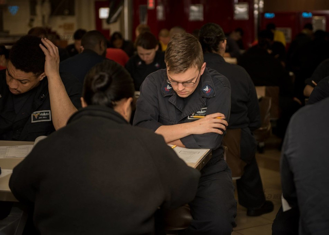 美国航母卡尔文森还在南海晃悠 菲总统拒绝登上