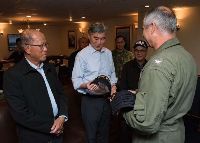 美国航母卡尔文森还在南海晃悠 菲总统拒绝登上