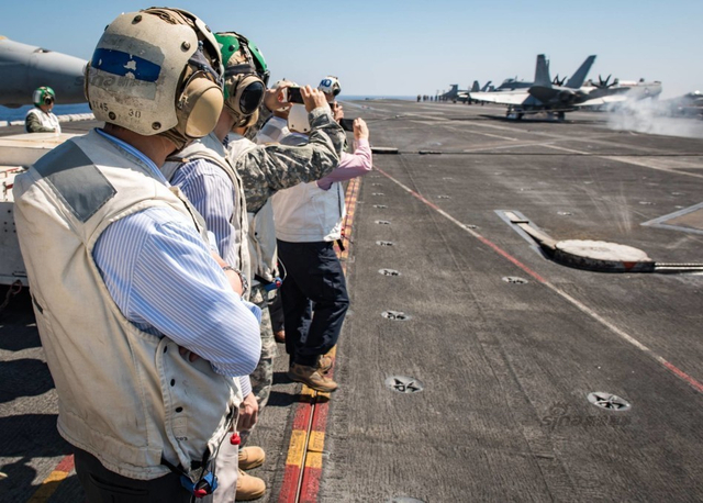 美国航母卡尔文森还在南海晃悠 菲总统拒绝登上