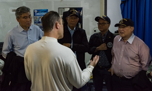 美国航母卡尔文森还在南海晃悠 菲总统拒绝登上