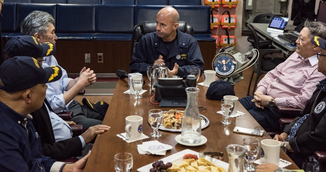 美国航母卡尔文森还在南海晃悠 菲总统拒绝登上