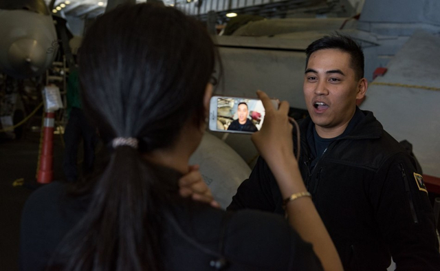 美国航母卡尔文森还在南海晃悠 菲总统拒绝登上