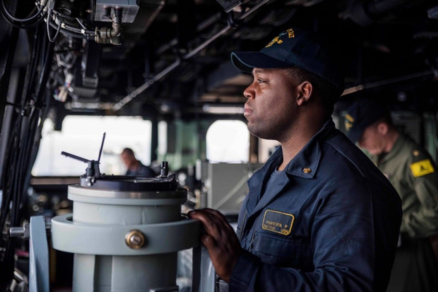 航母刚走!美军船坞登陆舰又抵达南海打枪弄炮