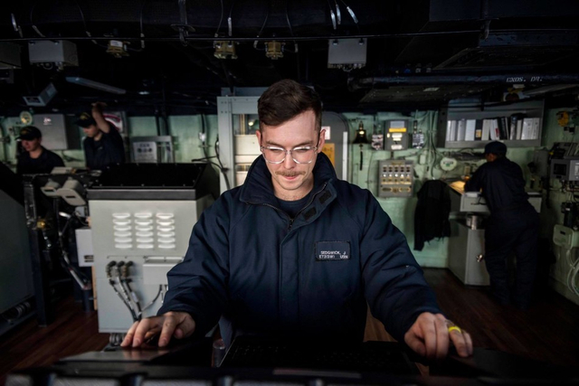 航母刚走!美军船坞登陆舰又抵达南海打枪弄炮