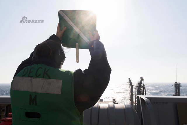 航母刚走!美军船坞登陆舰又抵达南海打枪弄炮