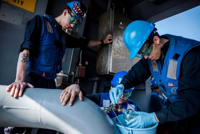 航母刚走!美军船坞登陆舰又抵达南海打枪弄炮