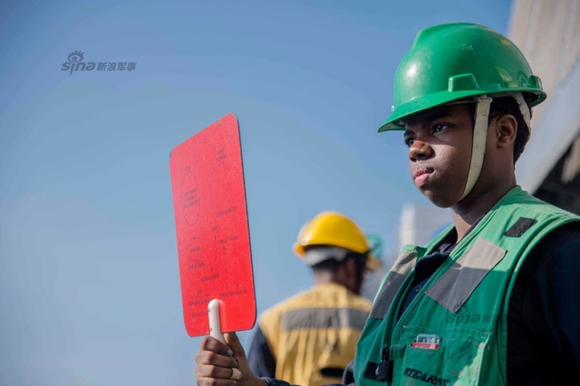 航母刚走!美军船坞登陆舰又抵达南海打枪弄炮