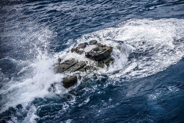 航母刚走!美军船坞登陆舰又抵达南海打枪弄炮