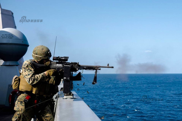 航母刚走!美军船坞登陆舰又抵达南海打枪弄炮