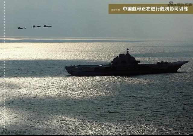 落日中歼15和辽宁舰相伴而行!