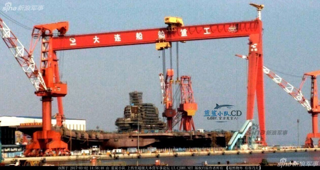 中国国产航母下水指日可待 现疑似正在安装舷窗