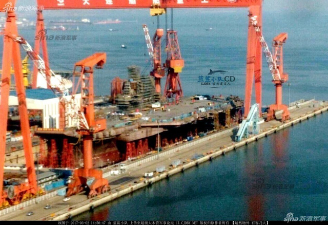 中国国产航母下水指日可待 现疑似正在安装舷窗