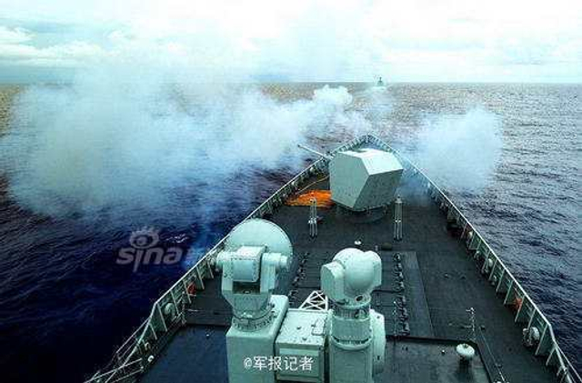 朝天打飞机！中国海军052D驱逐舰主炮对空射击