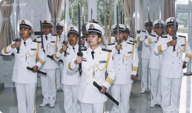 中国海军舰长政委开始佩长剑