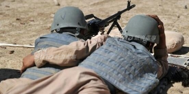 基情满满！美军亲自手把手教阿富汗士兵打机枪