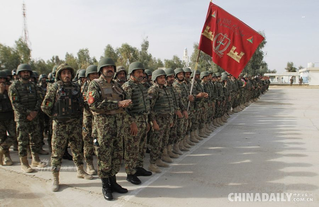 基情满满！美军亲自手把手教阿富汗士兵打机枪