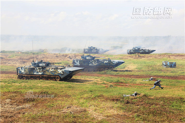 大片范儿！中国海军陆战队05式战车硝烟中突击