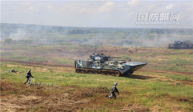 大片范儿！中国海军陆战队05式战车硝烟中突击