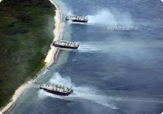 大场面!中国071登陆舰和野马气垫船夺岛演习