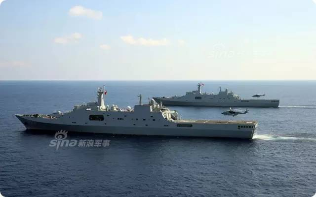 大场面!中国071登陆舰和野马气垫船夺岛演习