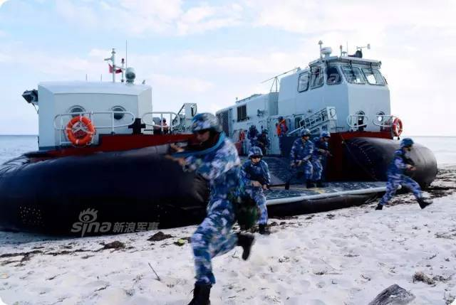 大场面!中国071登陆舰和野马气垫船夺岛演习
