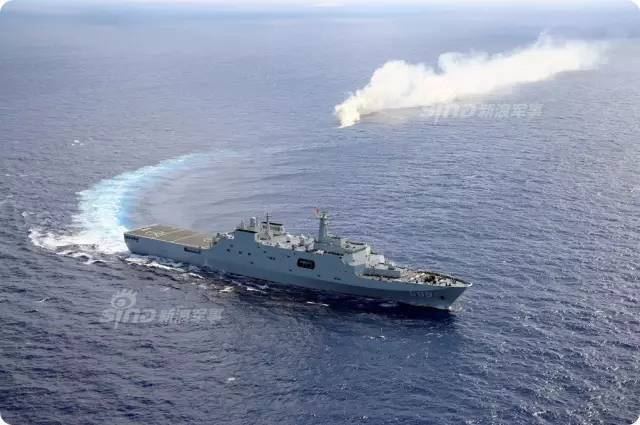 大场面!中国071登陆舰和野马气垫船夺岛演习