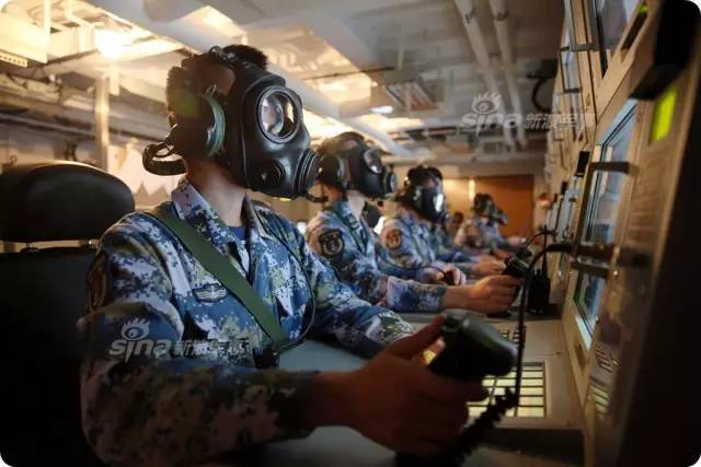 大场面!中国071登陆舰和野马气垫船夺岛演习