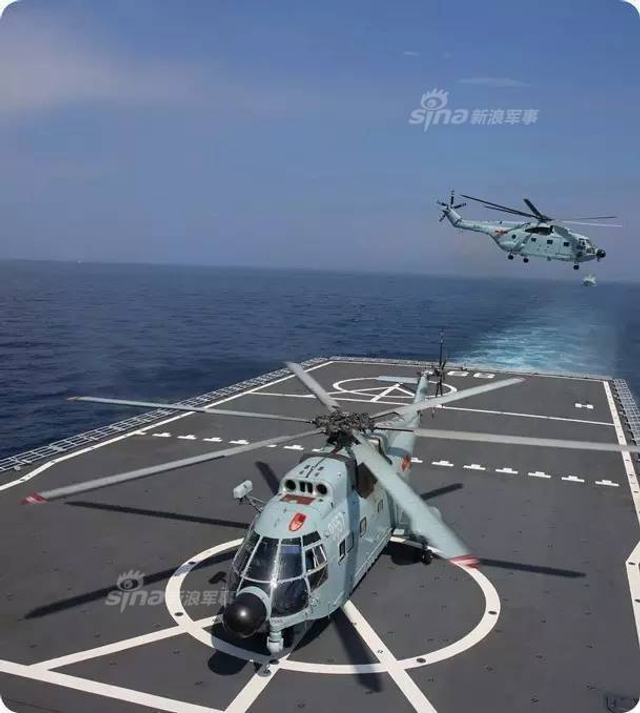 大场面!中国071登陆舰和野马气垫船夺岛演习