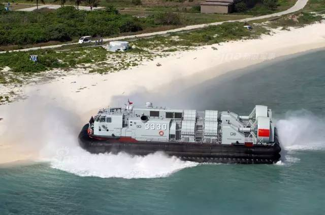 大场面!中国071登陆舰和野马气垫船夺岛演习