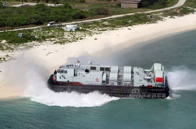 大场面!中国071登陆舰和野马气垫船夺岛演习
