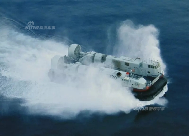 大场面!中国071登陆舰和野马气垫船夺岛演习
