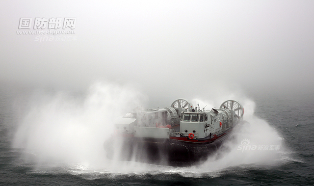 大场面!中国071登陆舰和野马气垫船夺岛演习