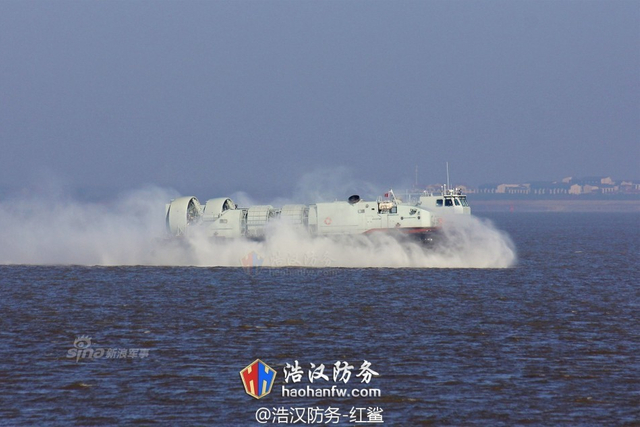 大场面!中国071登陆舰和野马气垫船夺岛演习