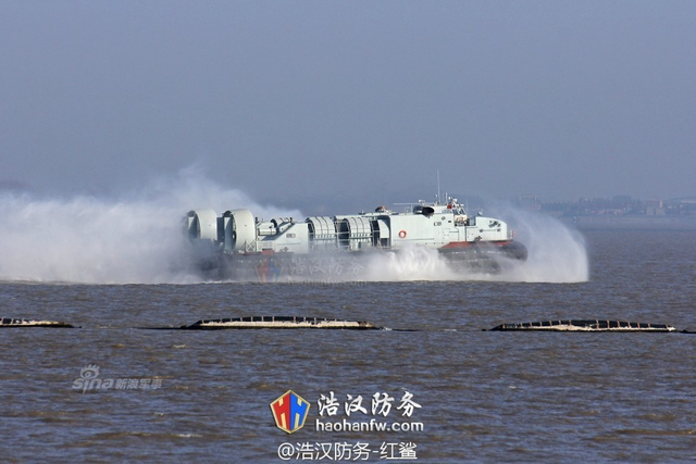 大场面!中国071登陆舰和野马气垫船夺岛演习