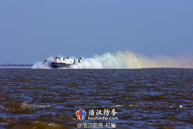 大场面!中国071登陆舰和野马气垫船夺岛演习