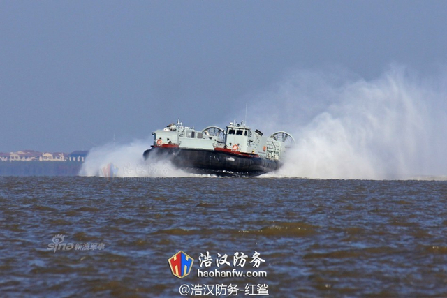 大场面!中国071登陆舰和野马气垫船夺岛演习
