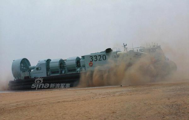 大场面!中国071登陆舰和野马气垫船夺岛演习