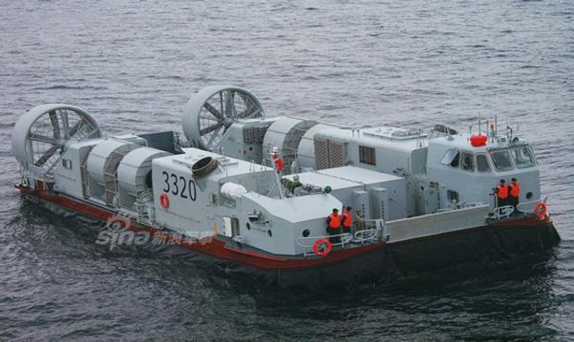 大场面!中国071登陆舰和野马气垫船夺岛演习