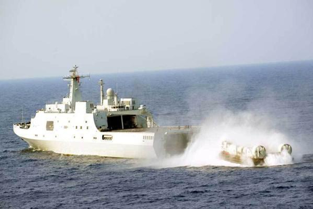 大场面!中国071登陆舰和野马气垫船夺岛演习