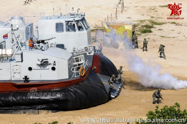 大场面!中国071登陆舰和野马气垫船夺岛演习
