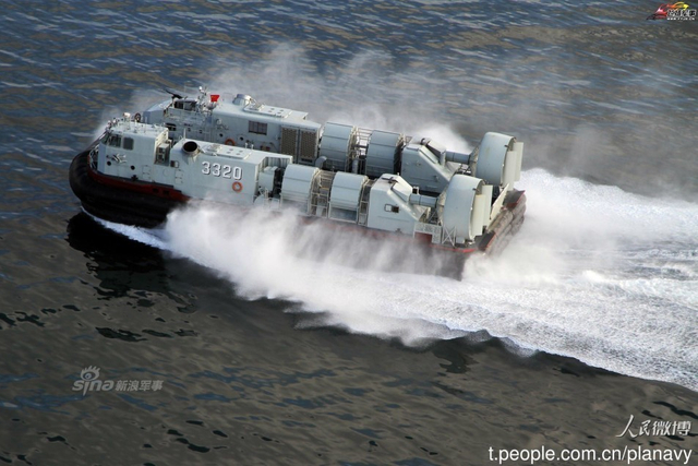 大场面!中国071登陆舰和野马气垫船夺岛演习
